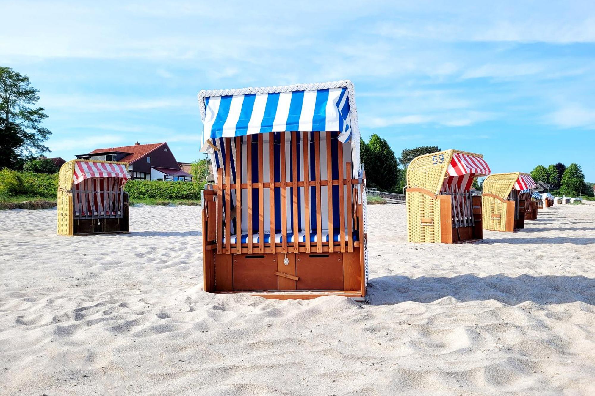 Strandnahe Moderne: Ferienwohnung mit Parkplatz und Garten Scharbeutz Exterior photo
