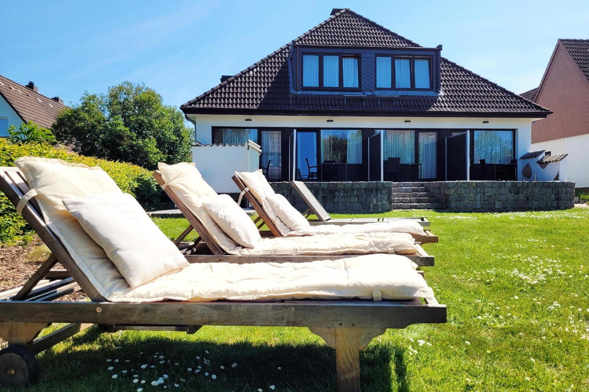 Strandnahe Moderne: Ferienwohnung mit Parkplatz und Garten Scharbeutz Exterior photo