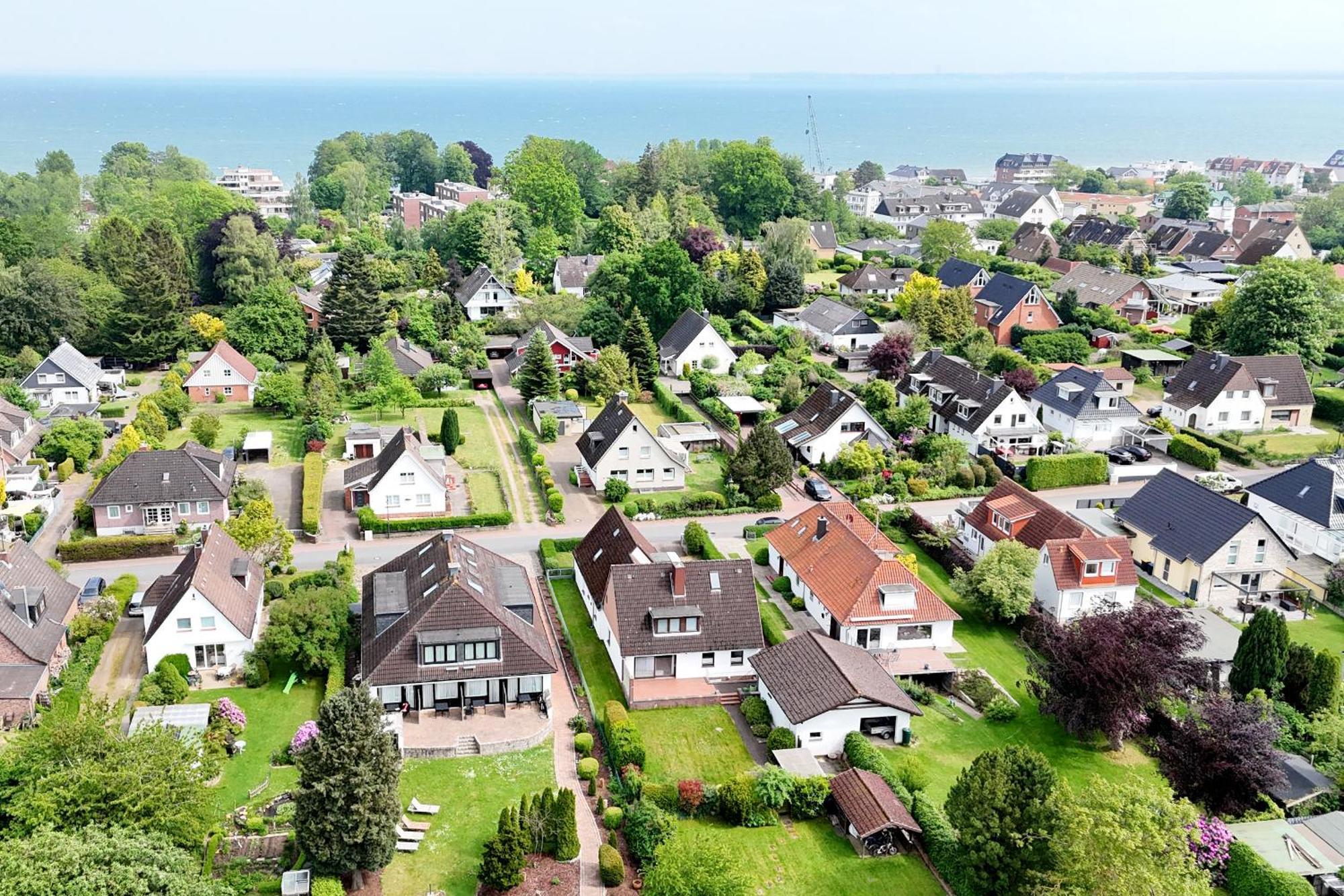 Strandnahe Moderne: Ferienwohnung mit Parkplatz und Garten Scharbeutz Exterior photo