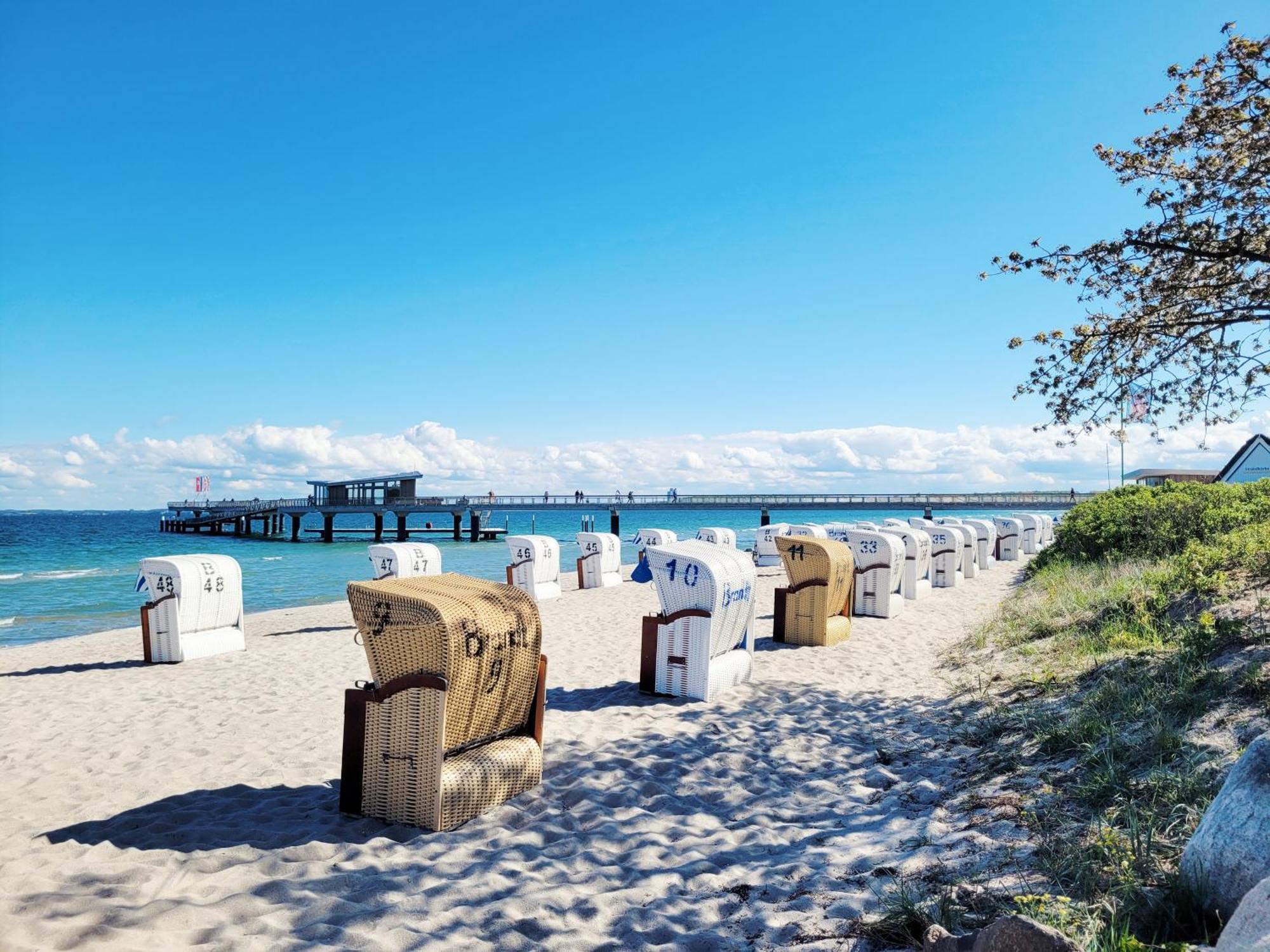 Strandnahe Moderne: Ferienwohnung mit Parkplatz und Garten Scharbeutz Exterior photo